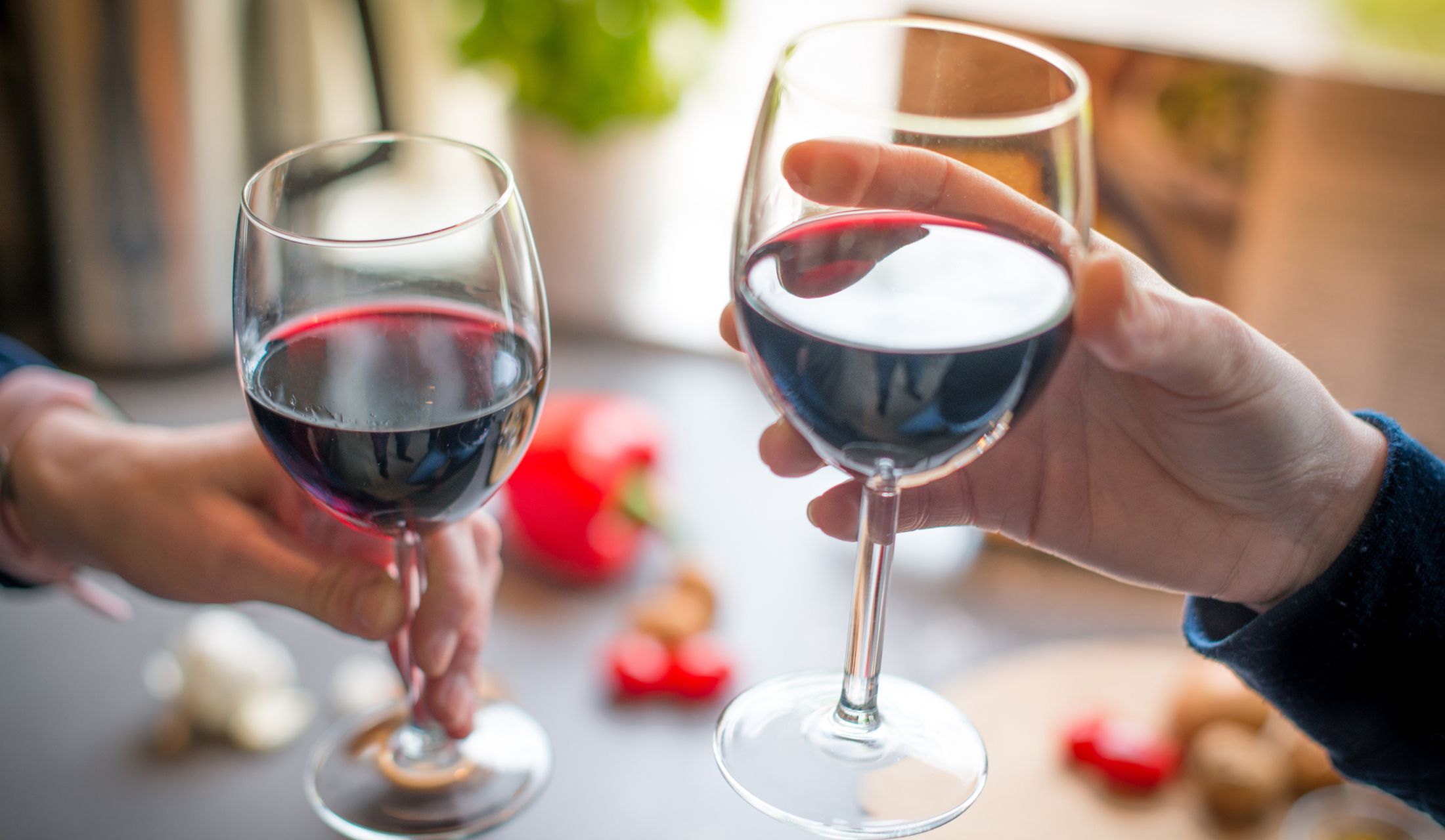 意外と知らない ワイングラスやシャンパングラスの正しい持ち方 をテストで診断 Precious Jp プレシャス