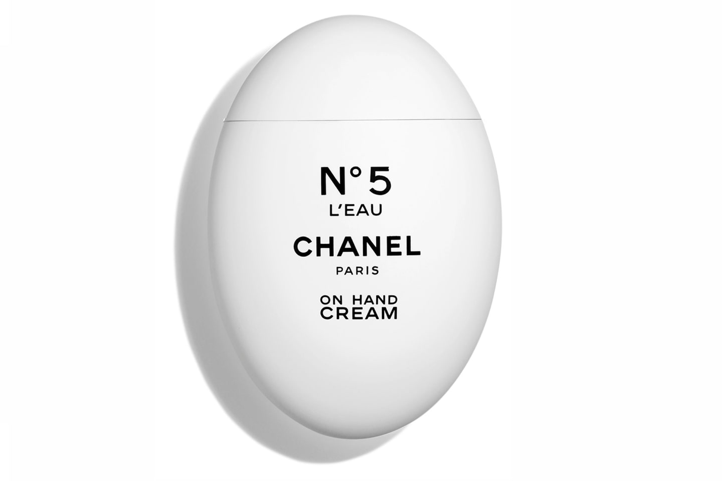 シャネル N°5 ロー ハンド クリーム 50ml ¥7,500(2020年11月6日発売) ©CHANEL