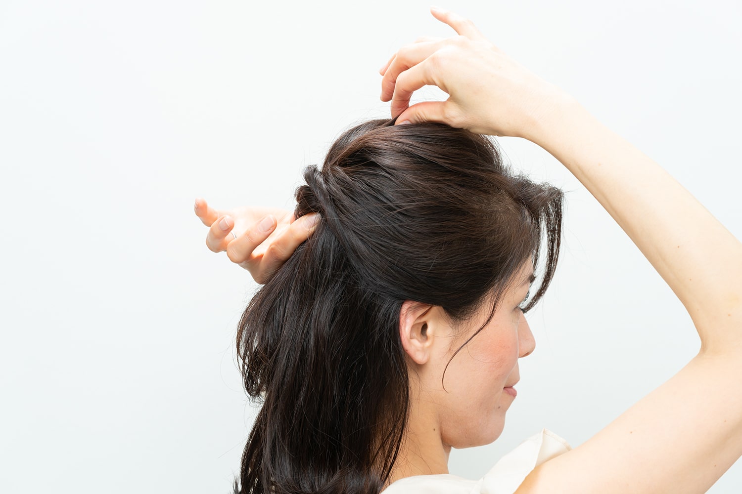 片手で結び目を抑えながら、ひとつまみずつ毛束を少しずつ引き出す。5~6ヶ所を目安に。