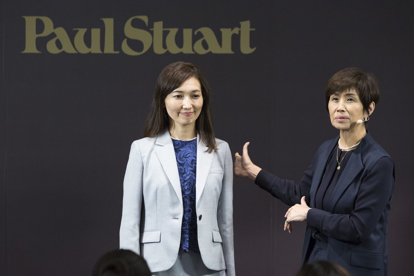 機能美に優れた「内ポケット」がビジネスシーンで役立つ「ファーストジャケット」のアレンジ方法を実演