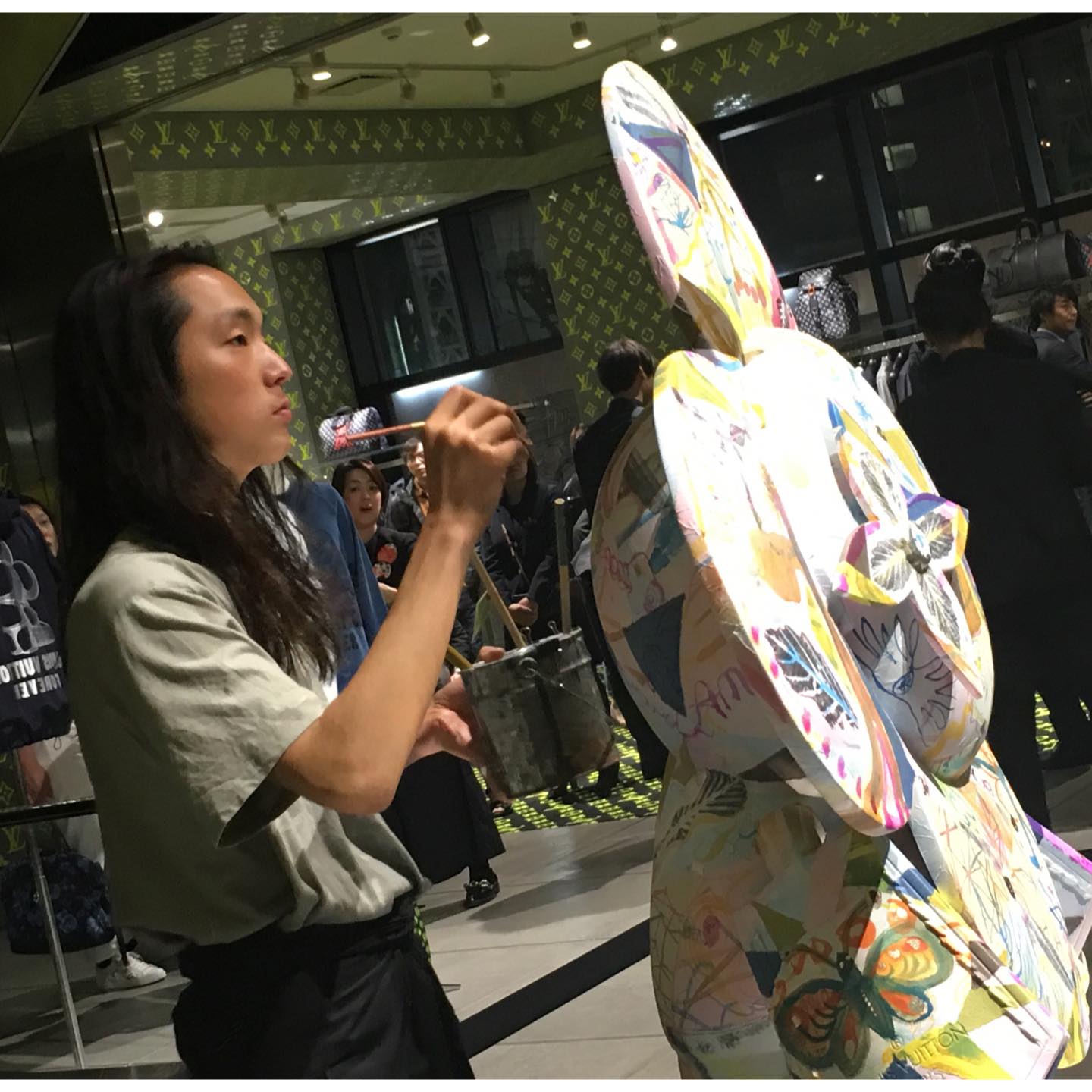 ライブペイントをする安野谷昌氏