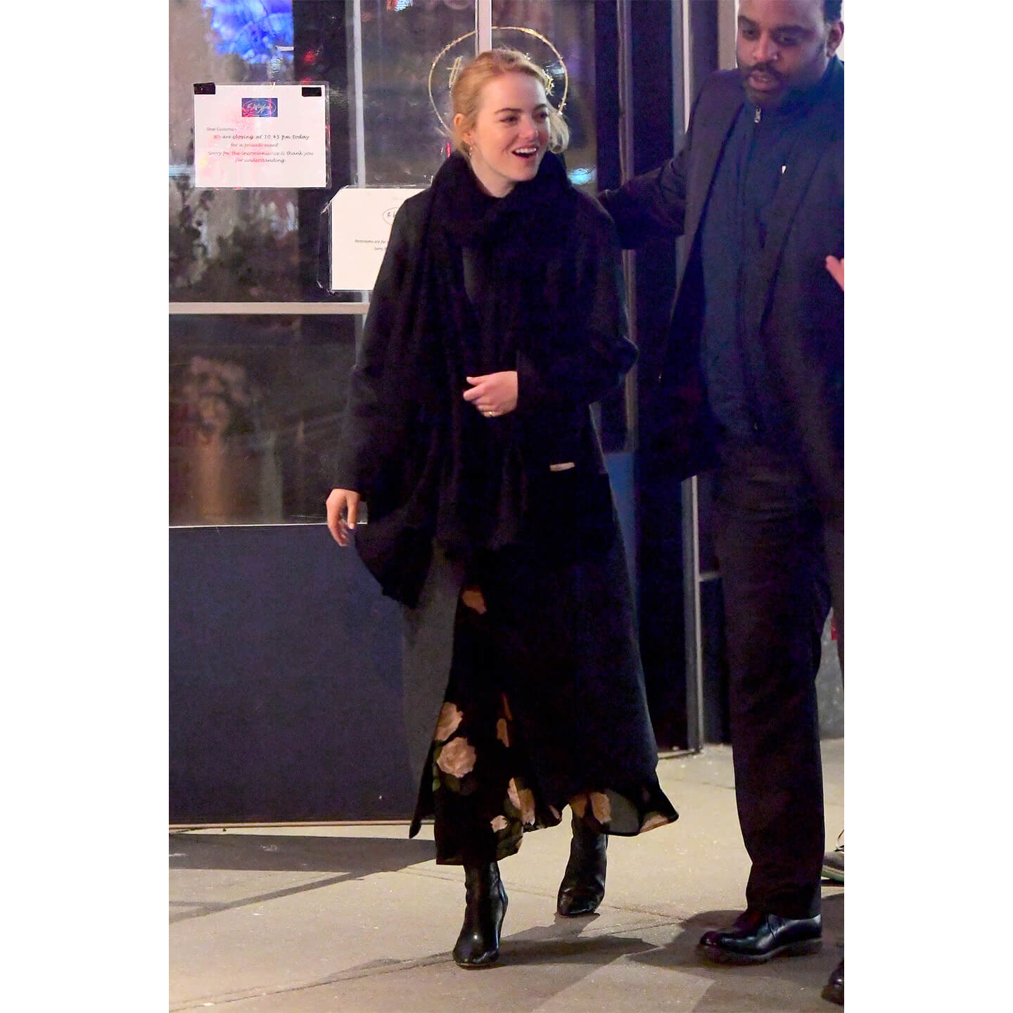 黒のコートを着こなすEmma Stone(エマ・ストーン)氏