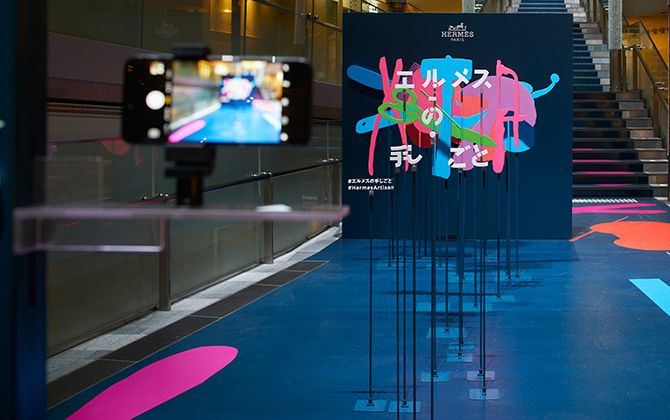 「エルメスの手しごと展」“アトリエがやってきた”入口フォトスペース © Nacása & Partners Inc. / Courtesy of Hermès Japon