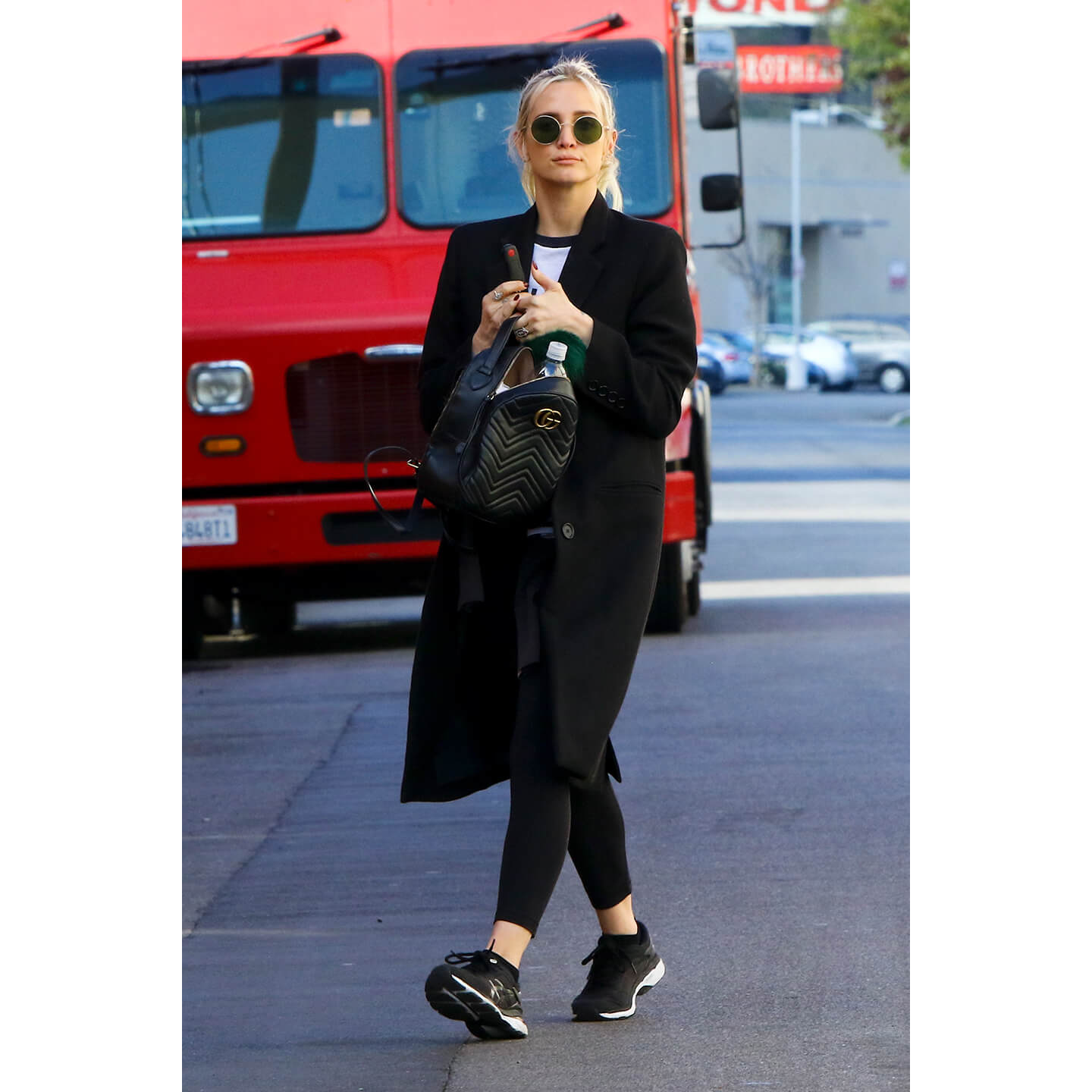 黒のチェスターコートを着こなすAshlee Simpson(アシュリー・シンプソン)氏