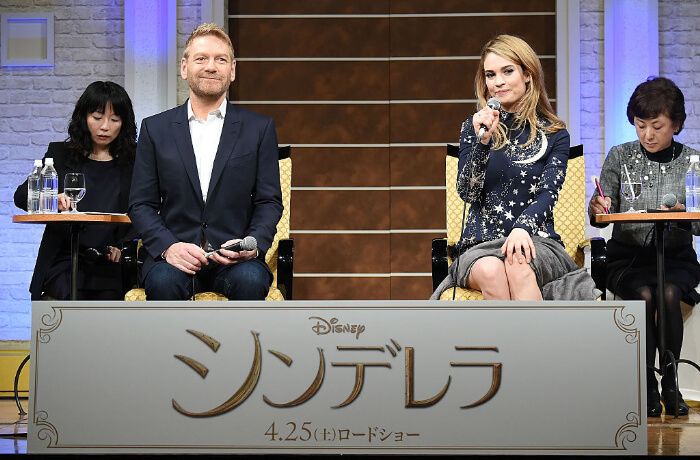 2015年4月7日、ザ・リッツ・カールトン東京で行われた記者会見。左からケネス・ブラナー監督、主演のリリー・ジェームズ。
