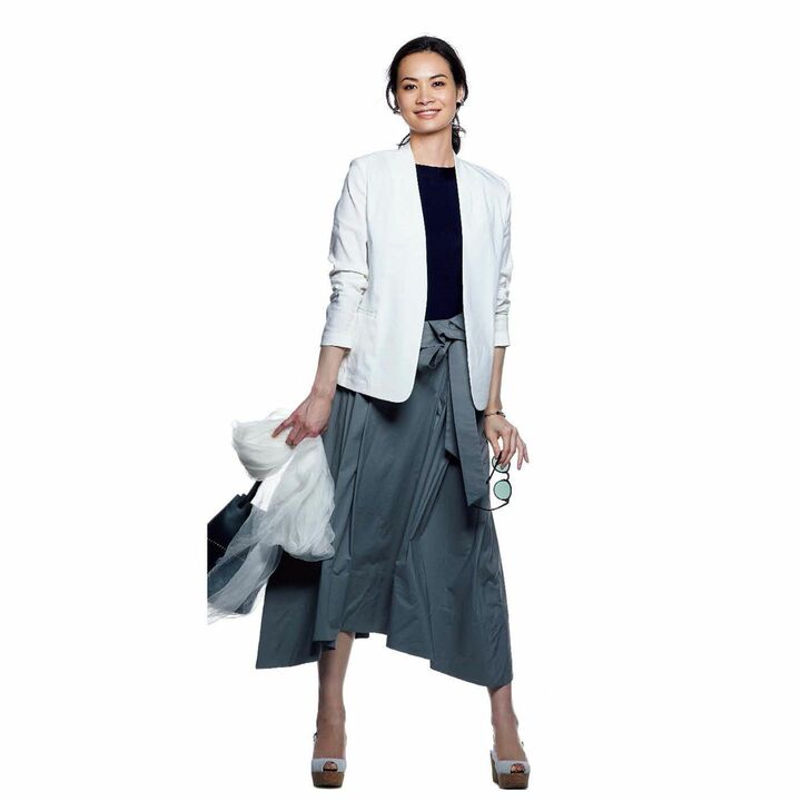 ジャケット￥48,000（Theor y l uxe）、ニット￥12,000（八木通商〈ルトロワ〉）、スカート［共布ベルト付き］￥43,000（三喜商事〈イレブンティ〉）、サングラス￥30,000（モスコット トウキョウ〈モスコット〉）、スカーフ￥28,000（MOGA）、ピアス￥22,000・ブレスレット￥30,000（ドレスアンレーヴ〈ドナテラ・ペリーニ〉）、バッグ￥154,000（J&M デヴィッドソン 青山店）、靴￥63,000（JIMMY CHOO）