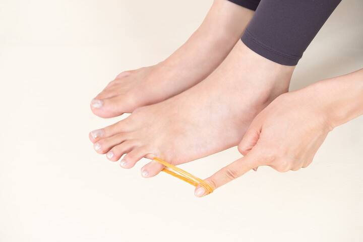 左足の小指に輪ゴムを掛ける