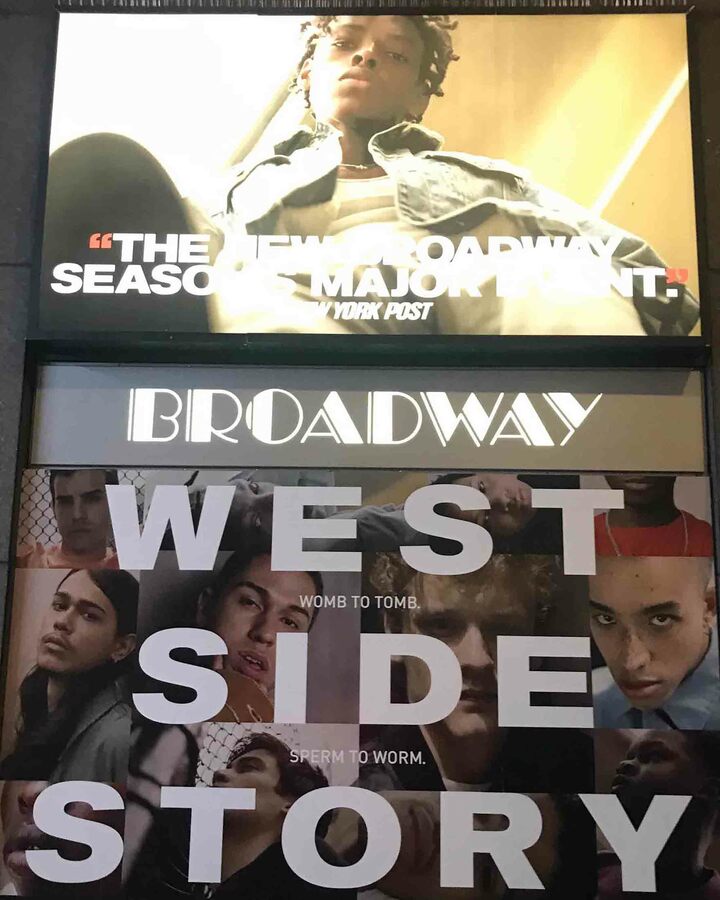 劇場前のビルボード／筆者撮影