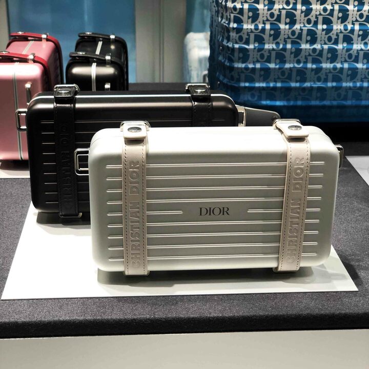 様々なシーンで重宝しそうな「パーソナル」はシルバー、ブルー、ブラック、ピンクの4色展開。［13×20×6.5cm］￥267,000（税別）