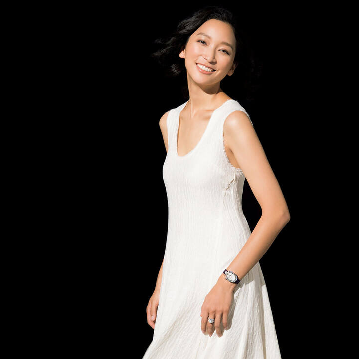 時計『ペルル・アンペリアル』￥12,310,000［ホワイトゴールド×アコヤパール×ダイヤモンド ケースサイズ縦34.4×横28.7㎜ サテンストラップ 自動巻き］・リング￥2,760,000［ホワイトゴールド×アコヤパール×ダイヤモンド］ （ブレゲ ブティック銀座） ドレス￥116,000（コロネット〈エリザベス アンド ジェームス〉）