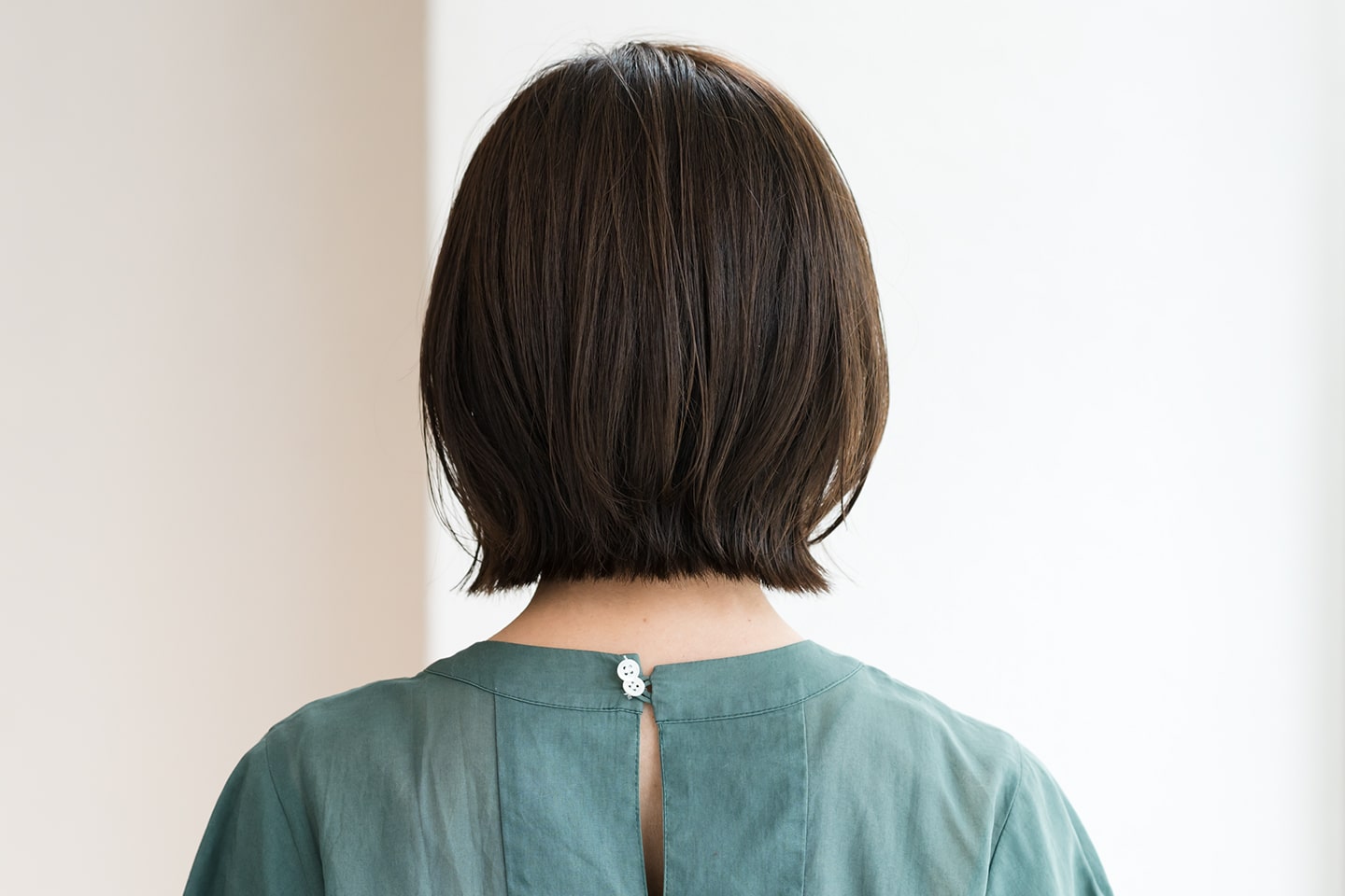 毛量は十分だけれど、トップのボリュームがなく髪が細くて柔らかいモデルさん。「もともとクセがあるので広がりやすい髪質ですね。そんな髪はシルエットにくびれを作るように外はねにするといいですよ。クセや広がりを無理に抑え込まなくてもおさまりやすくなります」(角園さん)