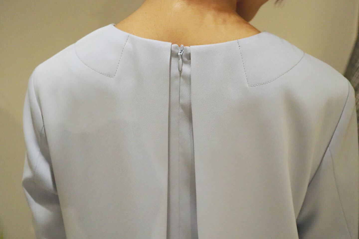 バックスタイルもスッキリ見せるデザインです。