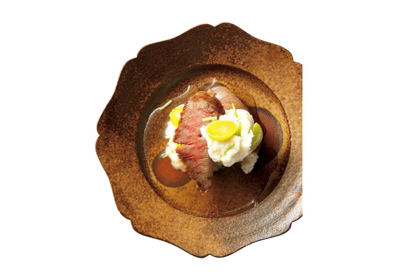 A5ランクの仙台牛のイチボを特製のタレに漬けて炭火で焼き、揚げ銀杏入りのおろした蕪にべっこうあんをかけた「牛肉幽庵焼淡雪」。