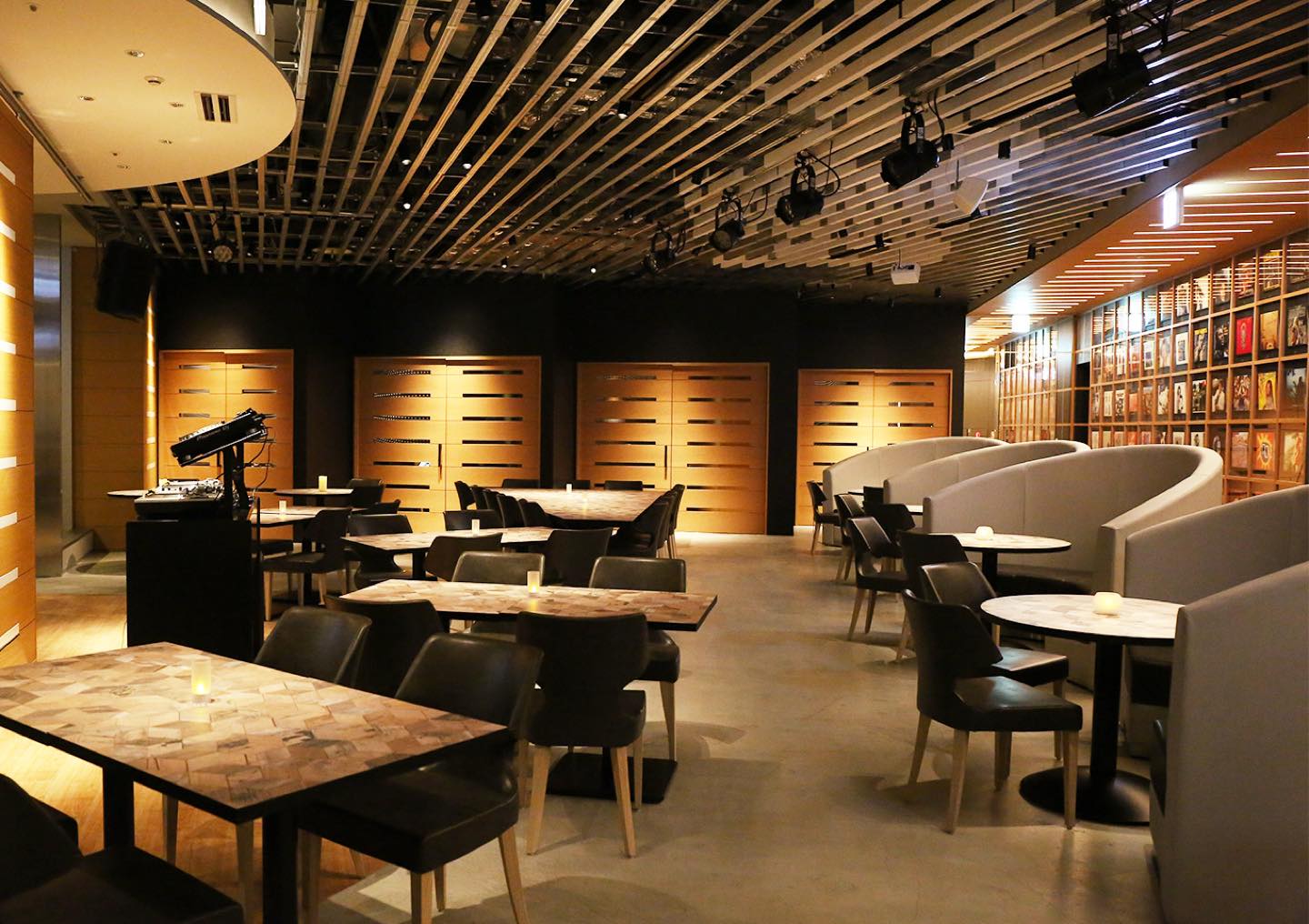 ビルボードカフェ&ダイニング(Billboard cafe & dining)の内観は、デザイナー・橋本夕紀夫氏が手がける空間