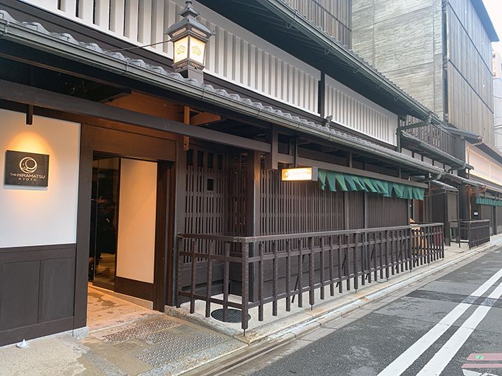 江戸時代、間口の広さで税金が決まったことから間口が狭く奥に長い「うなぎの寝床」が増えたと言われる京都。呉服商だった頃の繁栄ぶりがうかがい知れる間口の広い立派な外観