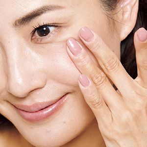 【NG】指先でパンパンとたたき塗りがムラづきに。特に固め感触を素早くのばしたいときに強くたたくように塗りがち。ムラになるし刺激で加齢トラブルの原因にも。