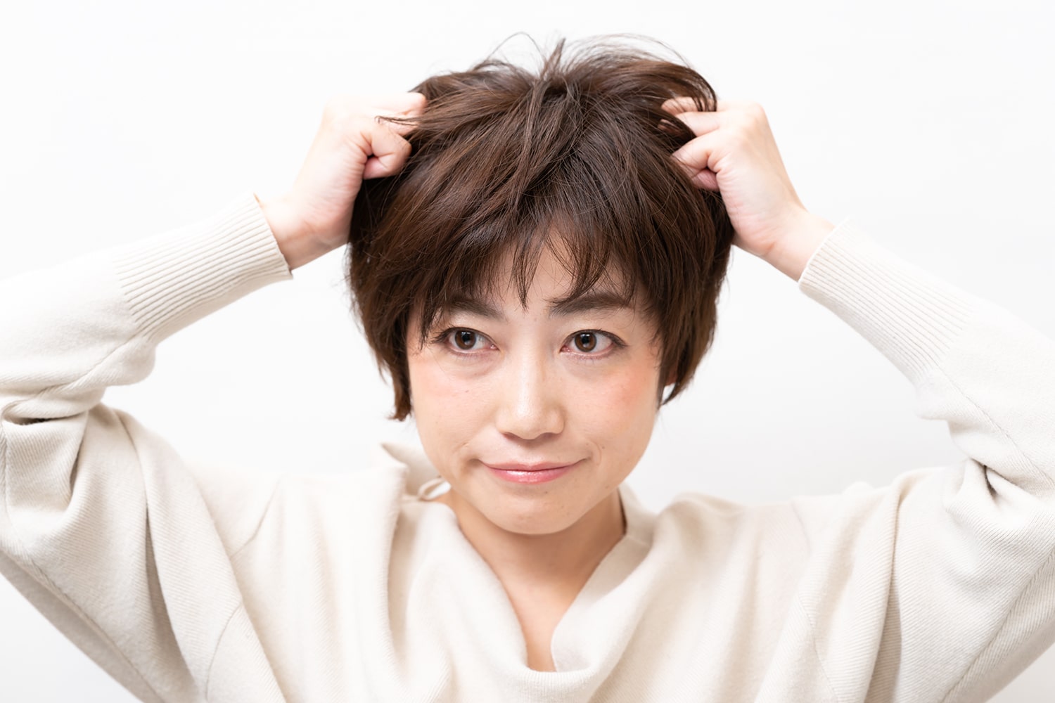 頭の鉢よりやや下を狙って毛束を握ること。