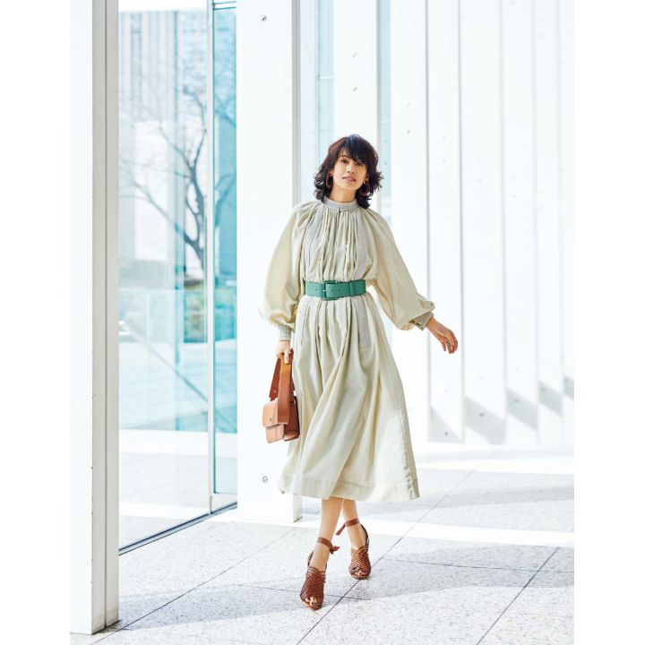 ワンピース・ベルト・バッグ・靴(ロロ・ピアーナ銀座並木通り本店)、ピアス(DES PRES〈PONO〉) 撮影/黒沼 諭(aosora) BY:『Precious5月号』小学館、2019年
