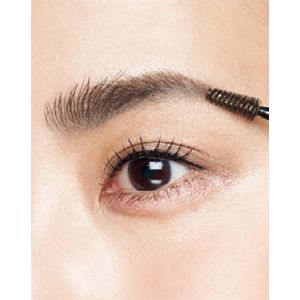 眉尻はマスカラを多く塗ると毛束ができて不自然に。毛流れを整える程度に軽めにつけることを心がけましょう。