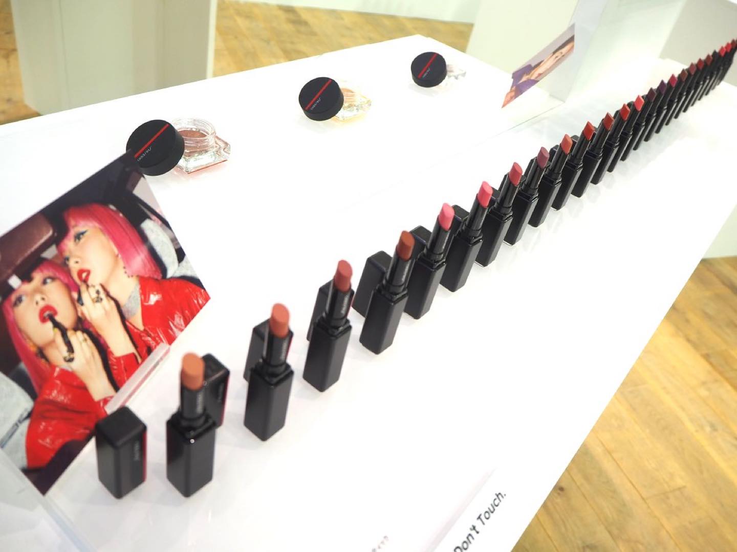 「GELS」群の「カラージェル リップバーム」「ヴィジョナリージェルリップスティック」。「ヴィジョナリージェルリップスティック」には店舗限定色3色もあるので、一気にチェックできるチャンス!
