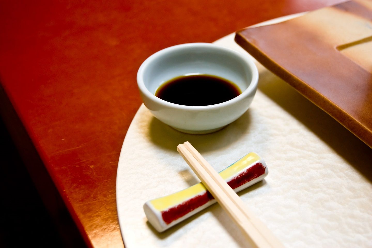 和食では小皿を手に持つ