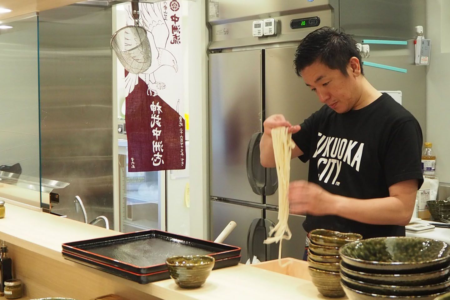 うどんをチェックする中川さん