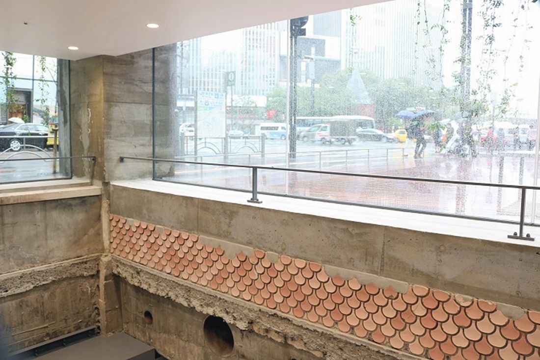 むき出しのコンクリートに、ピンクのヴィンテージタイル。こうやって横から見てみると「都市の断面図」のよう。