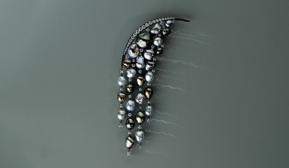 動くたびに艶めく「ミキモト」のブローチ｜光沢と深みのある黒蝶真珠が