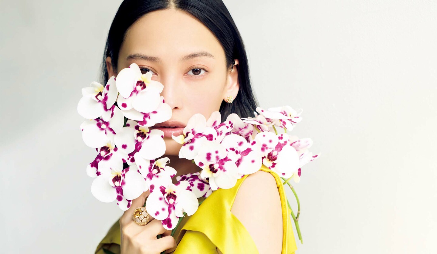 フェラガモのドレスを着用したモデルの大政絢さん