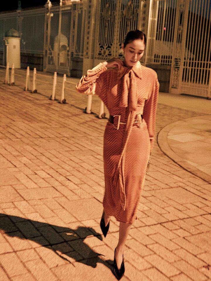 「グッチ」のウエアを纏ったモデルの立野リカさん