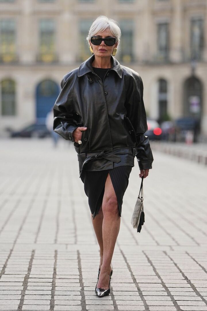 黒の装いに軽やかさをプラスしてくれる、白のクロシェニットバッグが好アクセント。