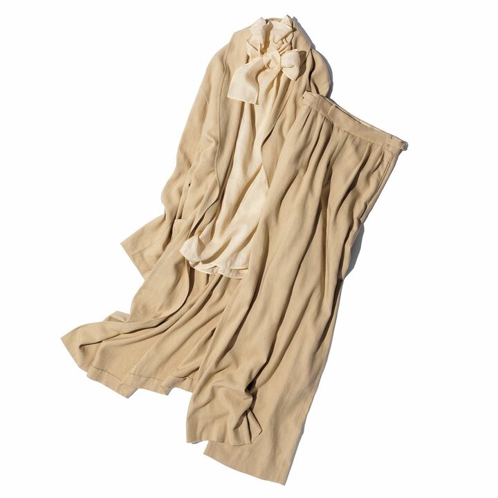 セージベージュのジャケット、ブラウス、パンツ