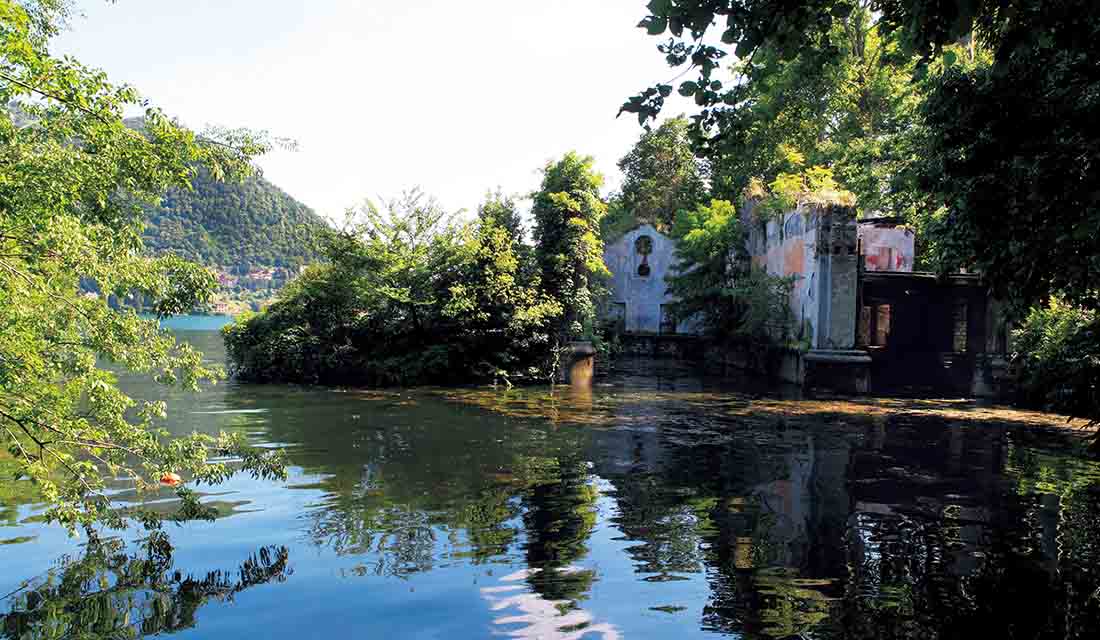 ヴィラ・エルバの領地内のボート小屋。コモ湖と周囲を支配する静寂、ルキーノが愛した風景が今も残されている。