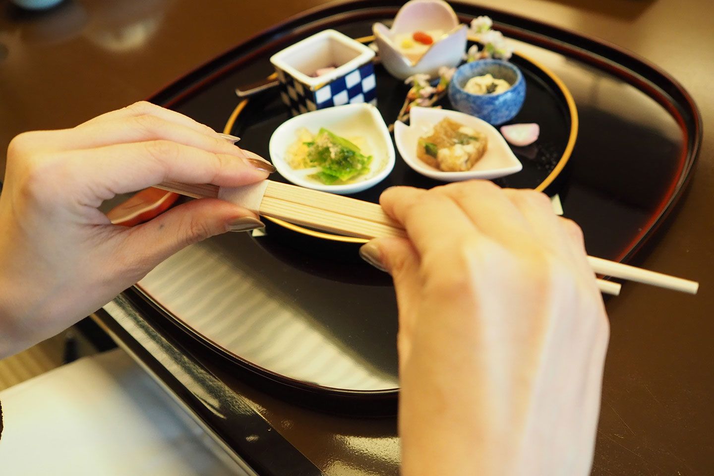 お箸を左右に動かすのは意外と簡単