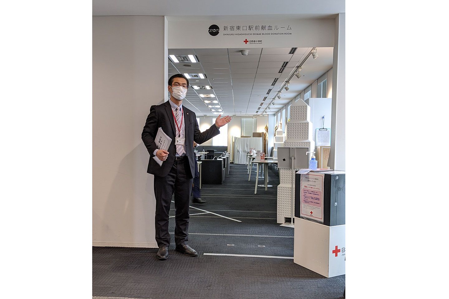 日本赤十字社の東京都赤十字センター 事務部総務課企画係の玉木亮さん。取材はなるべくメールで済ませ、当日は距離を取って補足でお話を伺いました。
