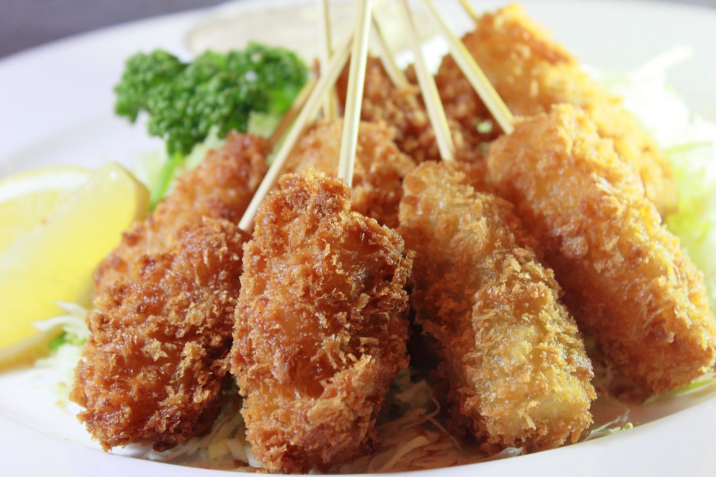 ひと口で食べきれない串カツはどう食べる?
