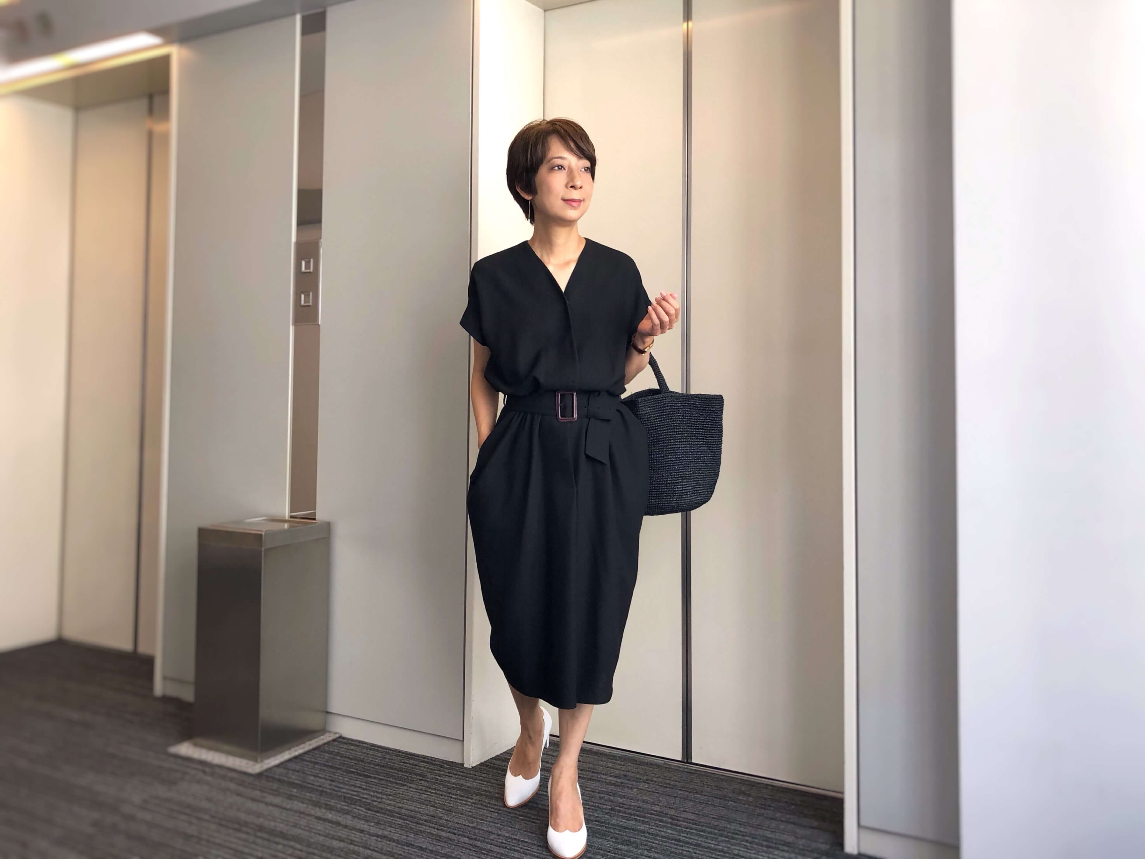 深すぎないVネック、二の腕をカバーする袖丈と、ディテールまで大人に嬉しいワンピースです。ワンピース/Indueris ピアス/Hirotaka 時計/カルティエ バッグ/Sans Arcidet 靴/KATIM