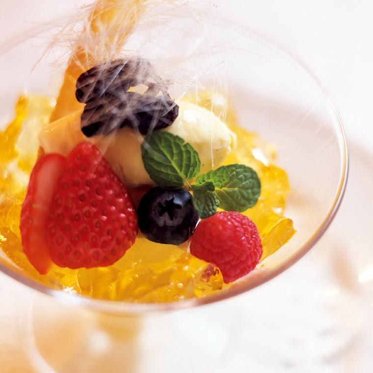 ジャマイカ産のラム酒を用いたゼリーとバニラアイスクリーム、さらにはストロベリーなどのフルーツを盛りつけたジャマイカ風サンデー1440円。昭和40年代からの人気メニューの進化版。