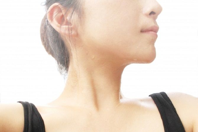 スマホばかり見るのはng 3人の皮膚科医に聞いた 首にしわをつくらないつの良習慣 precious jp プレシャス