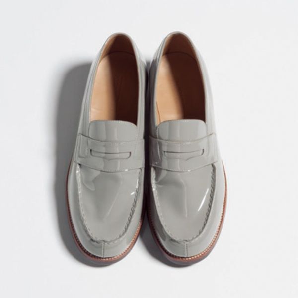 SHOESフランスの老舗ブランドJ.M. WESTONのパテントローファーは、細く長いノーズが特徴。洗練された足元づくりに欠かせない存在。