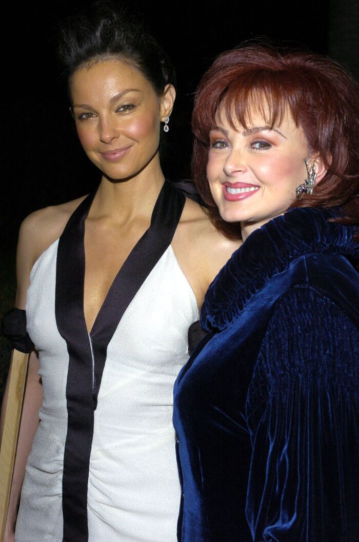 右は、母のナオミ・ジャッド。