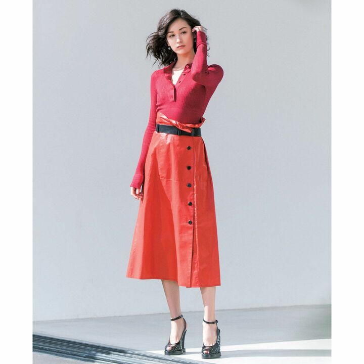 トップス・レザースカート［ベルト付き］・ピアス・靴（ボッテガ・ヴェネタ ジャパン）　撮影／生田昌士（まきうらオフィス）　BY：『Precious5月号』小学館、2017年