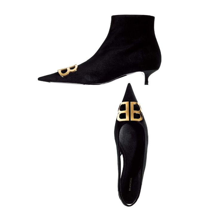 上から／靴「BB ブーティ」［ヒール：4cm］￥155,000・靴「BB フラットサンダル」［ヒール：0.5cm］￥93,000（バレンシアガ）　[Precious2018年10月号317ページ]