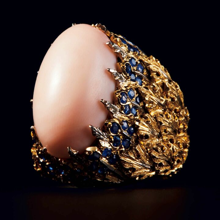 リング￥3,350,000［ホワイトゴールド×イエローゴールド×ローズコーラル×サファイア］（髙會堂六本木〈フェデリーコ・ブチェラッティ〉）