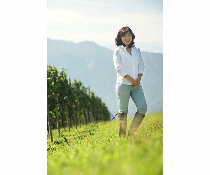 畑に佇む池野美映さん