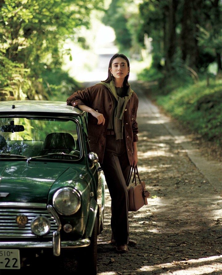 ミュウ ミュウのウエアを着用したモデルの土屋巴瑞季さん