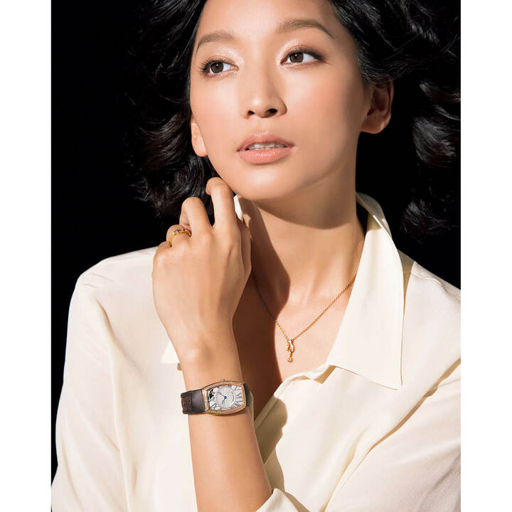 時計『ヘリテージ 8861 ムーンフェイズ』￥3,610,000［ローズゴールド×ダイヤモンド ケースサイズ縦35×横25㎜ カーフストラップ 自動巻き］・『プチトリアノン』リング￥630,000［イエローゴールド×ダイヤモンド］・同ネックレス￥570,000（ブレゲ ブティック銀座） ブラウス￥60,000（アノア〈リビアナ・コンティ〉）