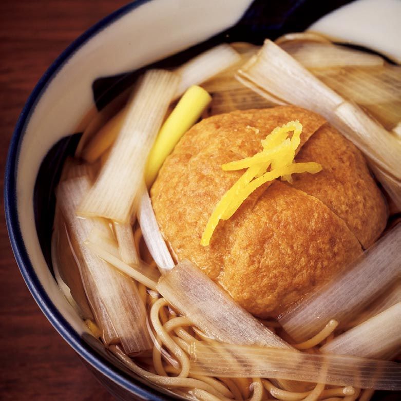 名物のコロッケそば1050円。玉子焼き、板わさは言うに及ばず、刺身、酢の物、揚げ物、鍋物など、蕎麦前が充実しているので、吉田健一が敬愛した〝菊正宗〟で一杯やりながら、締めに各種蕎麦を楽しむのがこの店の流儀。2年前に移転した店内は広く明るい雰囲気。