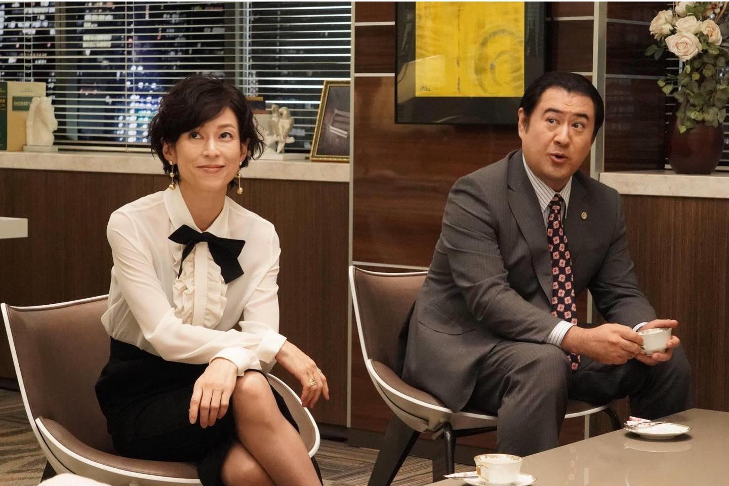 黒リボンが大人可愛い清楚な着こなし。