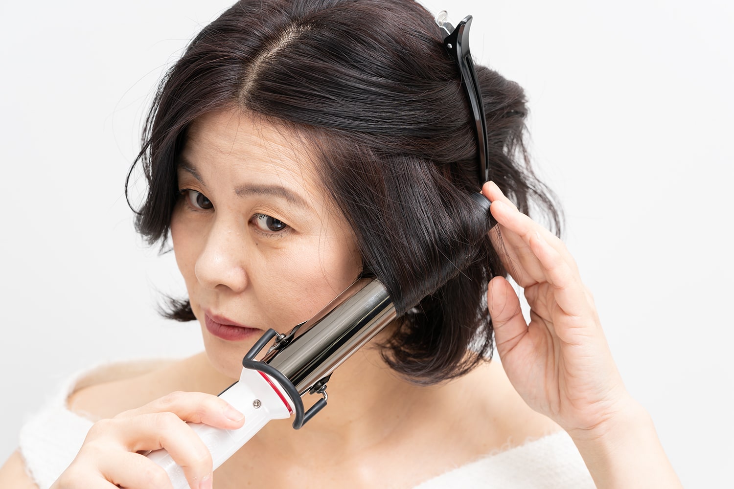 前髪を除いて、全体の毛先を内巻きにする